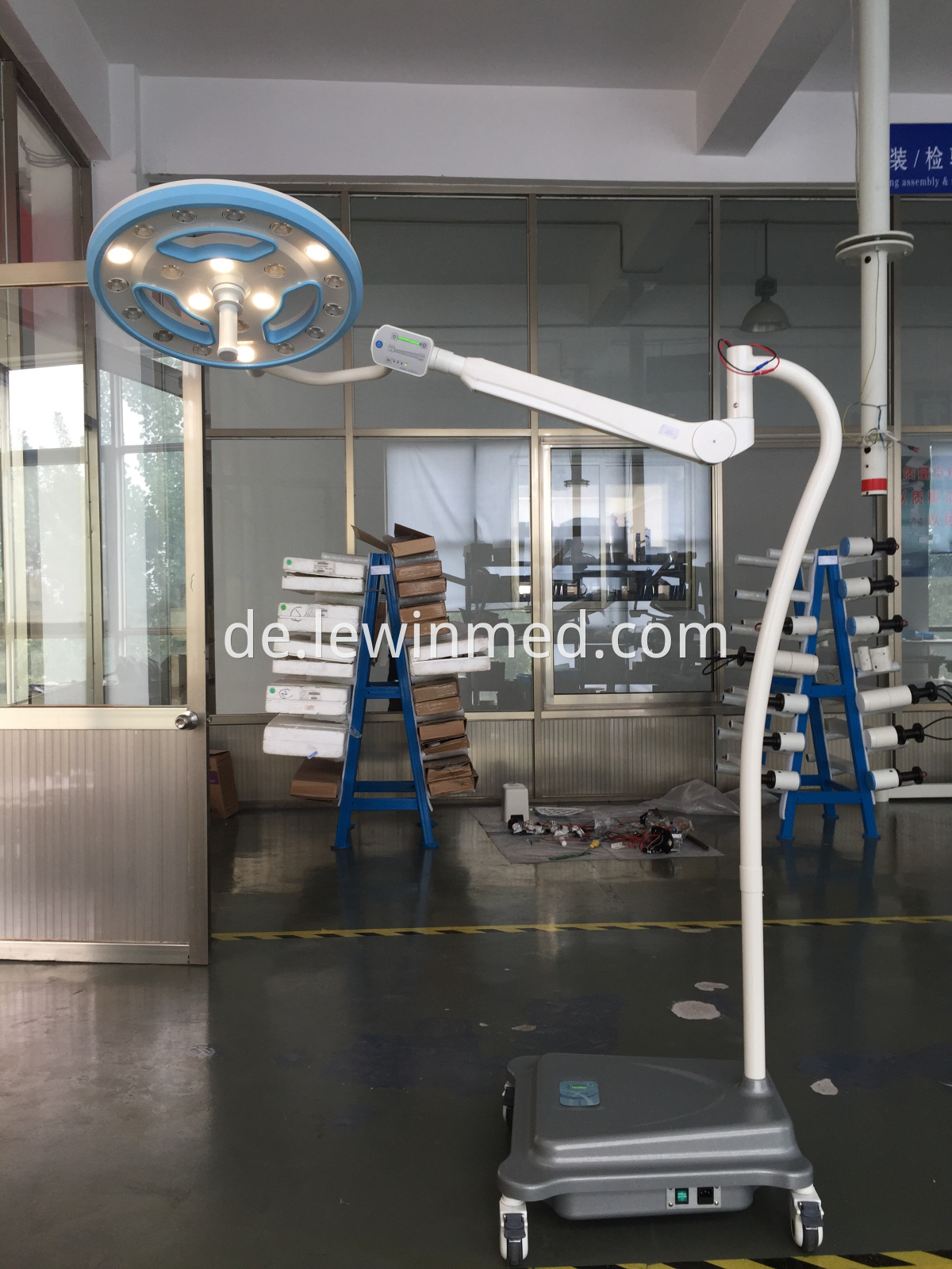 Floor type mobile lamp